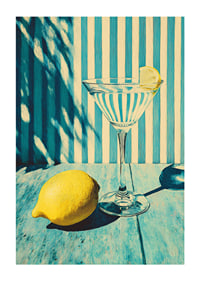 Ett glas mot randig bakgrund med solig citronkänsla.-1