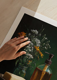 En harmonisk uppsättning av blommor och tvål.-9