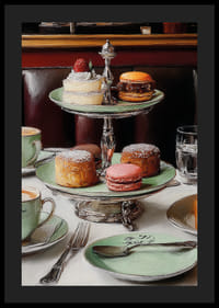 Un élégant trio de pâtisseries délicates sur un luxueux plateau de service.-4