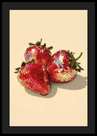 Les fraises scintillent sous les lumières disco et apportent de la joie à la vie.-4