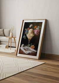 Blommor omger glass i en elegant bägare.-8
