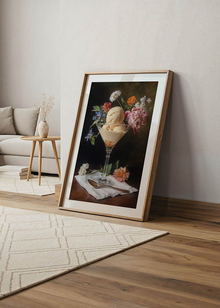 Kvety obklopujú zmrzlinu v elegantnom pohári.-12