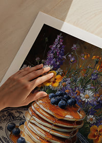 Blommor och pannkakor i harmoni på ett bord.-9