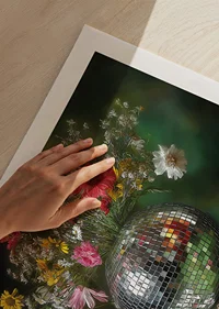 Flowers in a mirror vase that spread magic and elegance.-9
