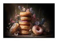 En drömsk kombination av blommor och färgglada donuts.-1