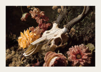 Une combinaison spectaculaire de fleurs et de crânes d'animaux.-3