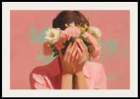 Mjuk pastell dräkt omger blommornas skönhet kring ett ansikte.-2