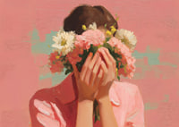 Mjuk pastell dräkt omger blommornas skönhet kring ett ansikte.-7