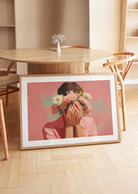 Mjuk pastell dräkt omger blommornas skönhet kring ett ansikte.-8