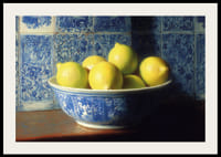 Färgstarka citroner i en klassisk skål sprider fräschör.-2