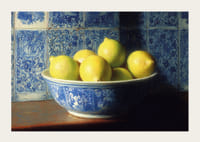 Färgstarka citroner i en klassisk skål sprider fräschör.-3