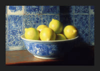 Färgstarka citroner i en klassisk skål sprider fräschör.-5