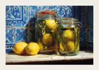 Zonnige citroenen schitteren tegen de blauwe tegels in een warm verlichte keuken.-3