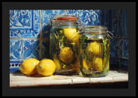 Zonnige citroenen schitteren tegen de blauwe tegels in een warm verlichte keuken.-4