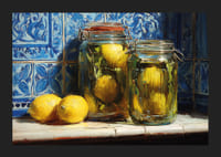 Zonnige citroenen schitteren tegen de blauwe tegels in een warm verlichte keuken.-5