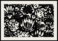 Svarta och vita blommor skapar ett dramatiskt mönster.-2