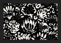 Svarta och vita blommor skapar ett dramatiskt mönster.-5