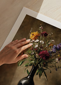 En bukett av vilda blommor sprids i dämpat ljus.-9