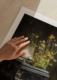 Une machine à écrire avec des fleurs crée un sentiment nostalgique.-5