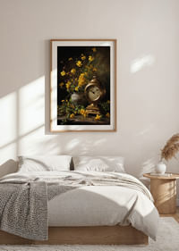 Une horloge dorée entourée d'élégantes fleurs jaunes.-4