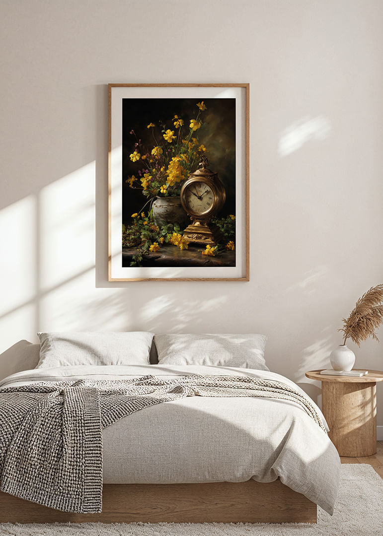 Une horloge dorée entourée d'élégantes fleurs jaunes.-12