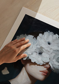 Mystisk och drömlik gestalt med blommor över ögonen.-9