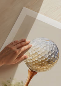 Golfová loptička na odpalisku na mäkkom pozadí.-5
