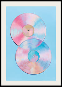 Twee glinsterende vinylplaten in pasteltinten tegen een blauwe achtergrond.-2