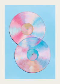 Twee glinsterende vinylplaten in pasteltinten tegen een blauwe achtergrond.-3