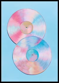 Deux disques vinyles scintillants aux tons pastel sur fond bleu.-2