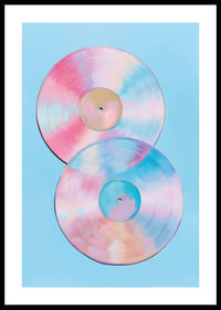 Deux disques vinyles scintillants aux tons pastel sur fond bleu.-0