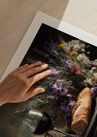 En fängslande komposition av blommor och vin i vacker harmoni.-9