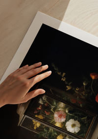 Des fleurs colorées dans une lanterne vintage égayent la pièce.-5