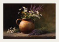 Un bouquet rustico in un vecchio vaso di ceramica irradia tranquillità.-3