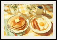 Un petit déjeuner ensoleillé composé de crêpes et d'oeufs dans une ambiance chaleureuse.-2