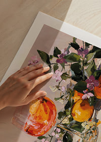 Ett glas fyllt med citrus och blommor skapar livfullhet och elegans.-9