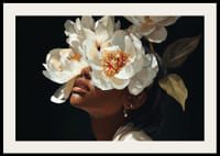 En mystisk skönhet döljs bakom ett förtrollande flor av blommor.-2