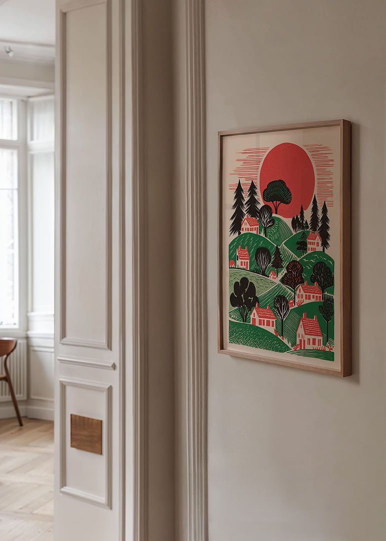 Západ slnka sfarbuje krajinu do červenej a zelenej harmónie.-12
