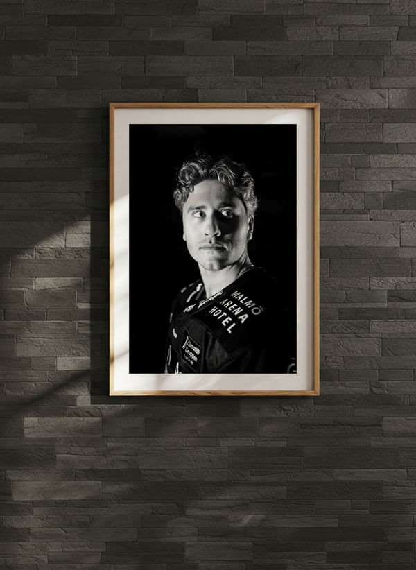 Poster Eemil Viro #6 Malmö Redhawks B&W 2025/2026 crossfade