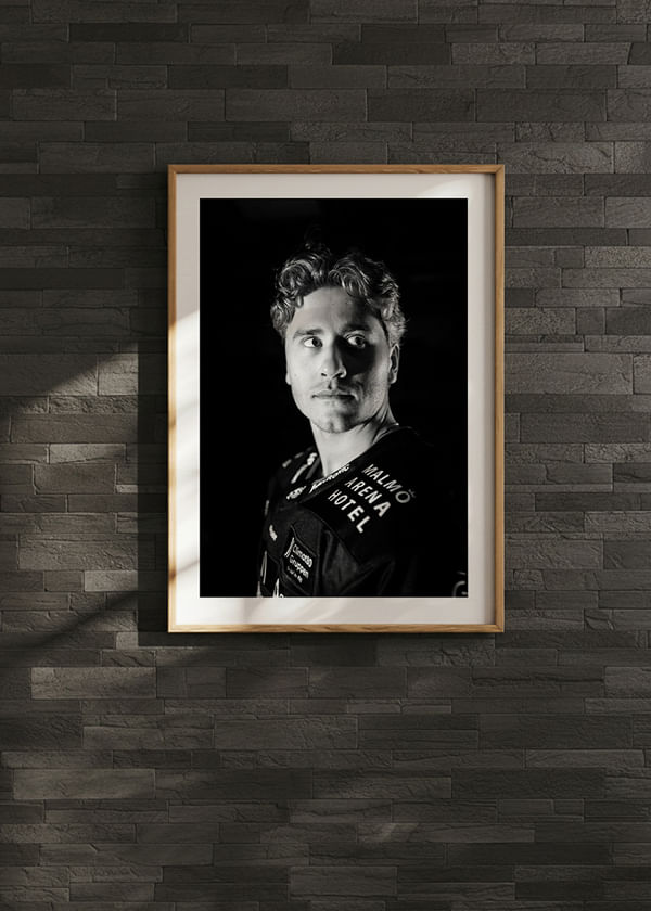 Poster Eemil Viro #6 Malmö Redhawks B&W 2025/2026 crossfade