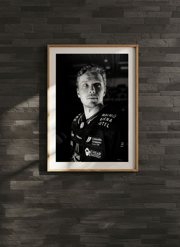 Poster Linus Öberg #12 Malmö Redhawks B&W 2025/2026 crossfade