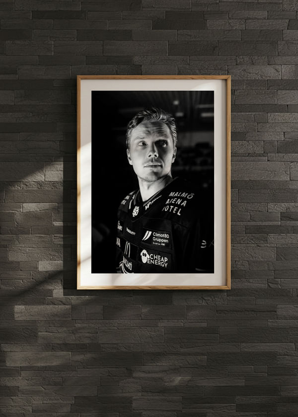 Poster Linus Öberg #12 Malmö Redhawks B&W 2025/2026 crossfade