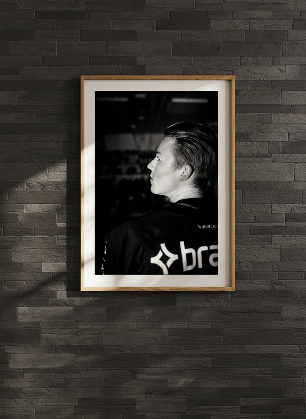 Poster Petter Vesterheim #13 Malmö Redhawks B&W 2025/2026 crossfade