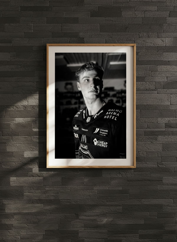 Poster Freddie Larsson #15 Malmö Redhawks B&W 2025/2026 crossfade