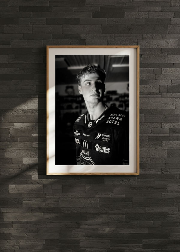 Poster Freddie Larsson #15 Malmö Redhawks B&W 2025/2026 crossfade