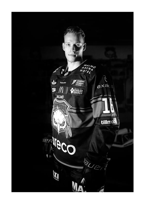 Poster Maximilian Eisenmenger #16 Malmö Redhawks B&W 2025/2026