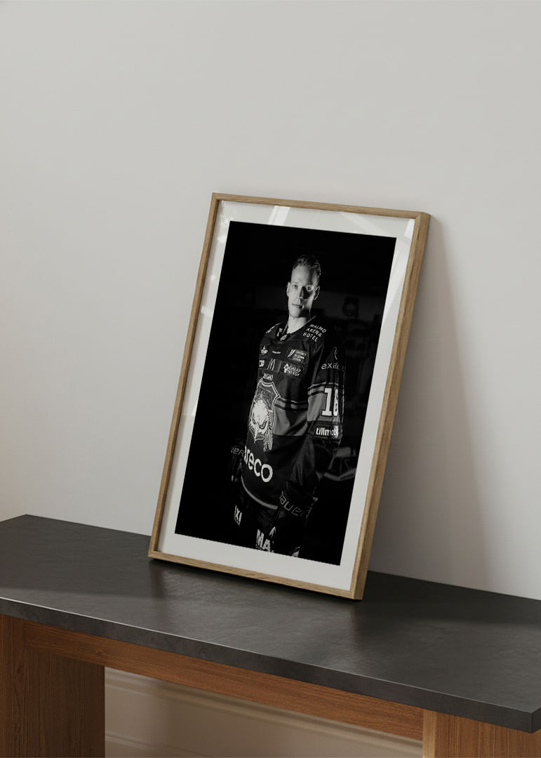 Maximilian Eisenmenger #16 Malmö Redhawks B&W 2025/2026-12