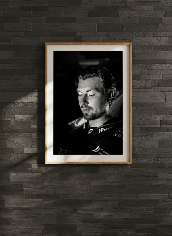 Poster Johan Ivarsson #17 Malmö Redhawks B&W 2025/2026 crossfade