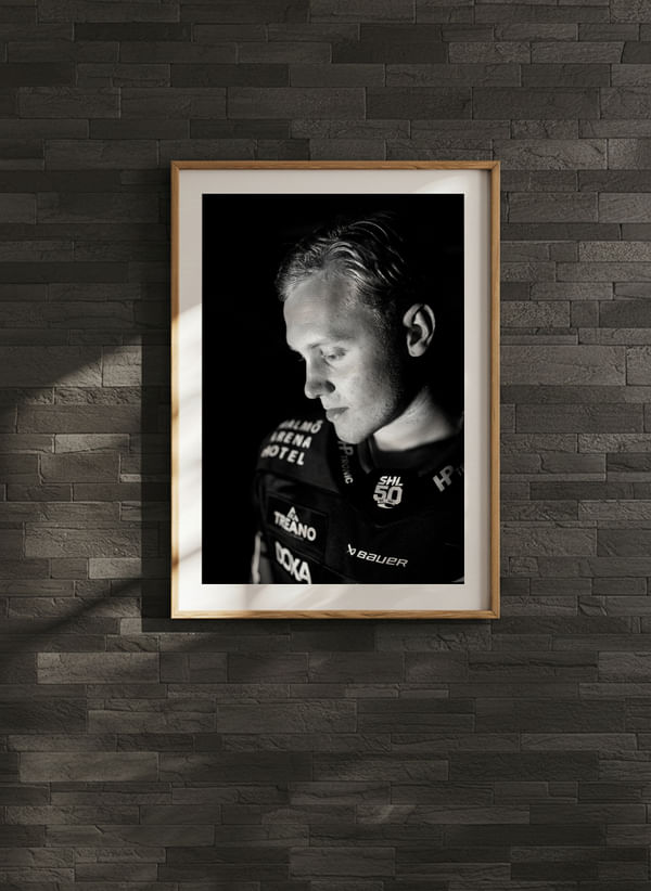 Poster Filip Björkman #24 Malmö Redhawks B&W 2025/2026 crossfade