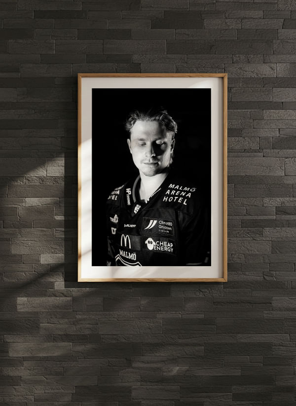 Poster Lauri Pajuniemi #48 Malmö Redhawks B&W 2025/2026 crossfade